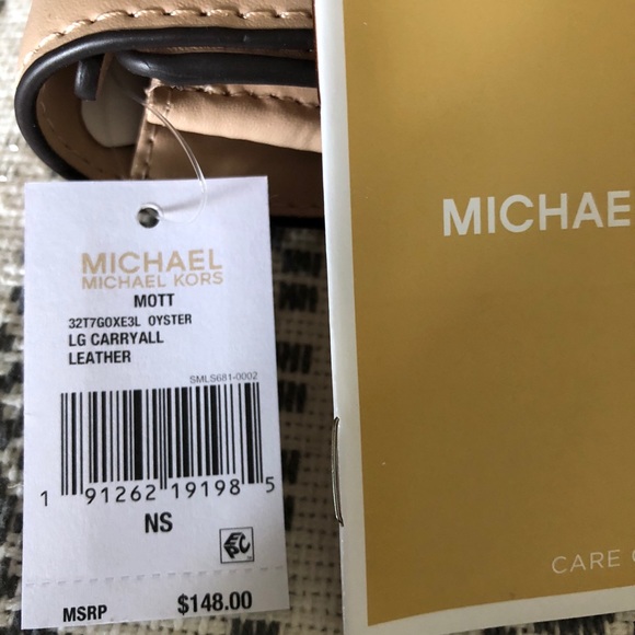 Michael Kors Mott Large Carryall Wallet - Picture 4 of 8